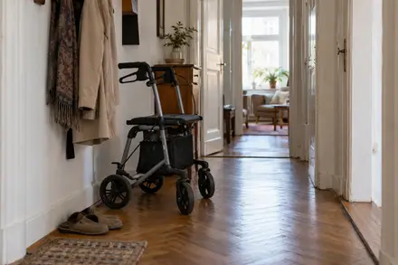 Flur einer Wohnung mit Rollator neben der Garderobe